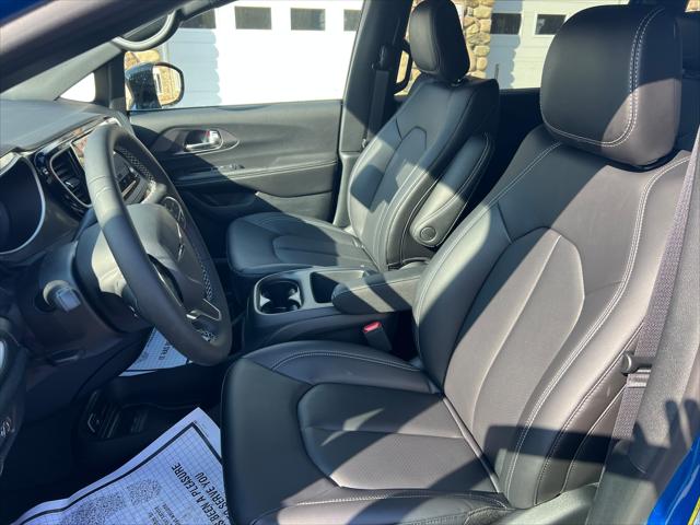 2026 Chrysler Pacifica Select AWD