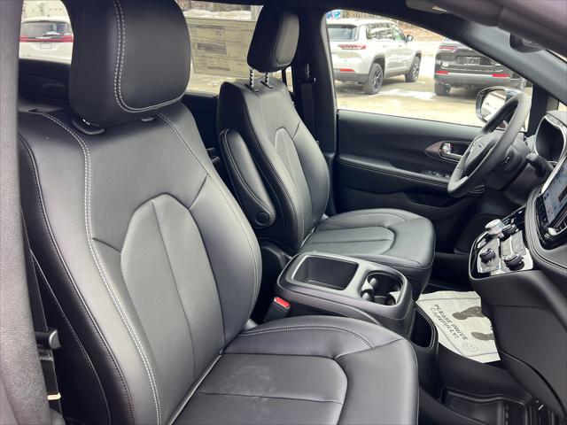2026 Chrysler Pacifica Select AWD