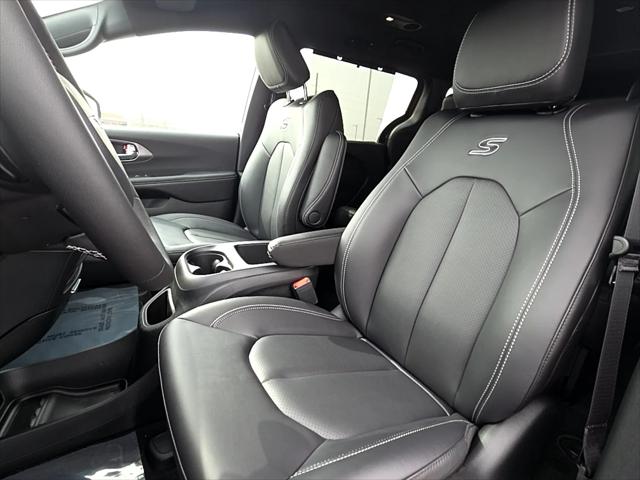 2026 Chrysler Pacifica Select AWD