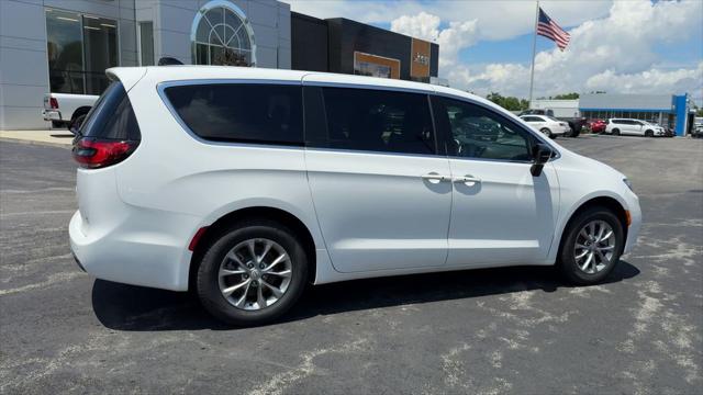 2026 Chrysler Pacifica Select AWD