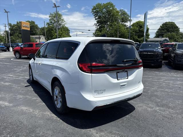 2026 Chrysler Pacifica Select AWD