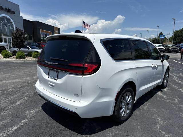 2026 Chrysler Pacifica Select AWD