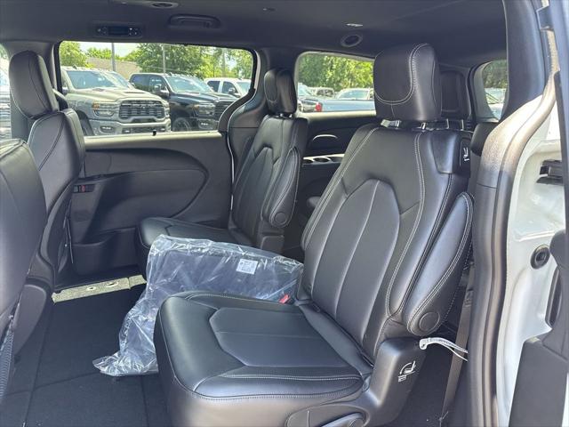 2026 Chrysler Pacifica Select AWD