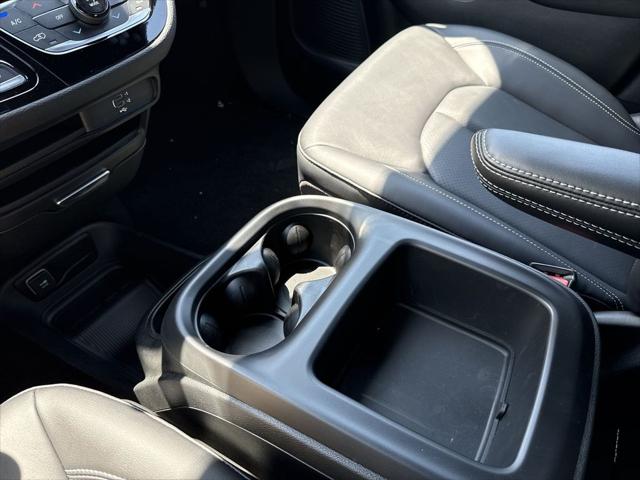 2026 Chrysler Pacifica Select AWD
