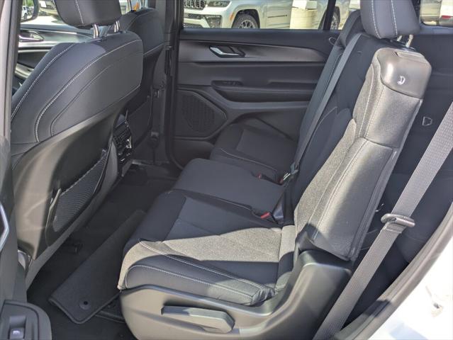2026 Jeep Grand Cherokee Laredo 4x2
