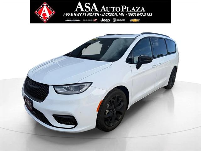 2025 Chrysler Pacifica Limited for sale in Jackson, MN