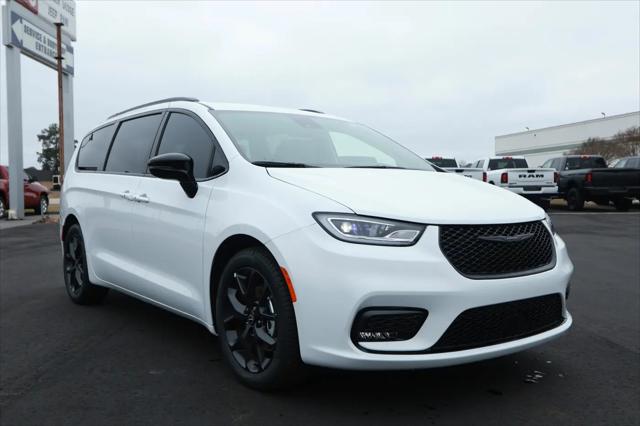 2026 Chrysler Pacifica Select
