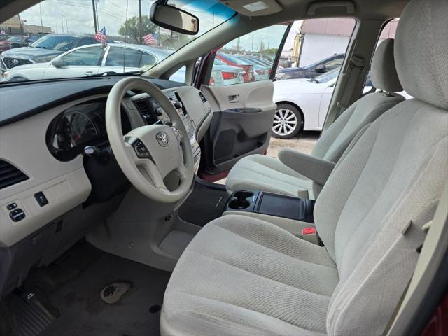 2013 Toyota Sienna LE V6 8 Passenger