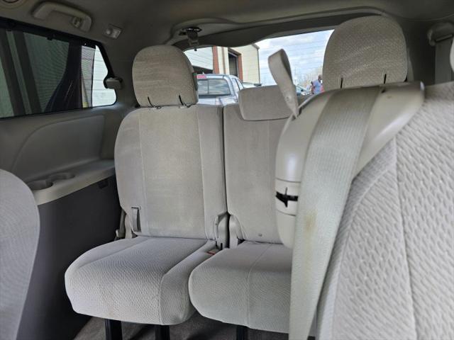 2013 Toyota Sienna LE V6 8 Passenger