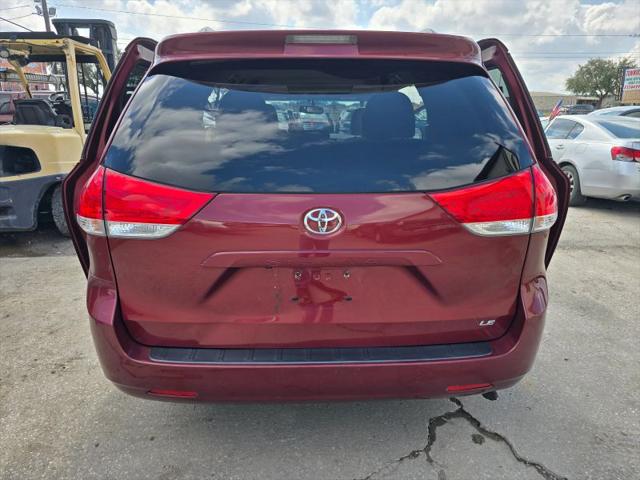 2013 Toyota Sienna LE V6 8 Passenger