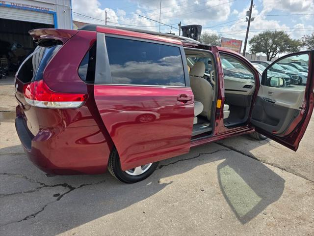 2013 Toyota Sienna LE V6 8 Passenger