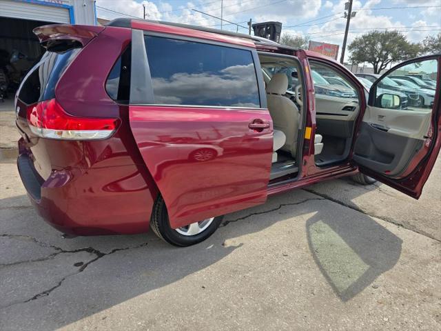 2013 Toyota Sienna LE V6 8 Passenger