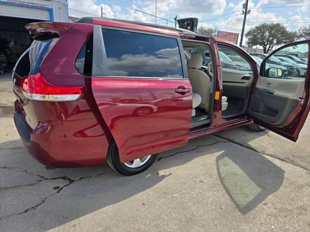2013 Toyota Sienna LE V6 8 Passenger