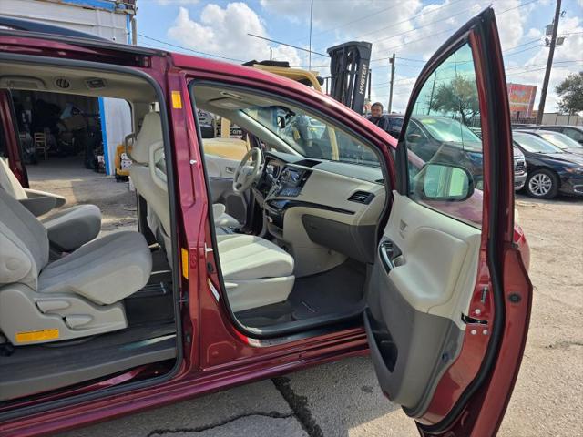 2013 Toyota Sienna LE V6 8 Passenger