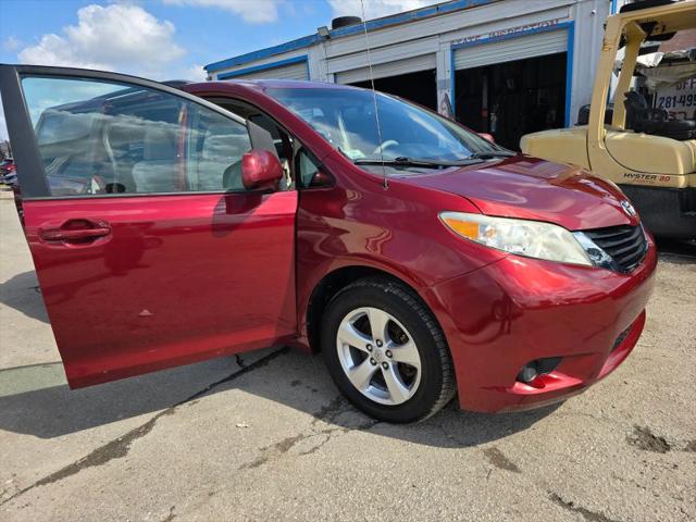 2013 Toyota Sienna LE V6 8 Passenger
