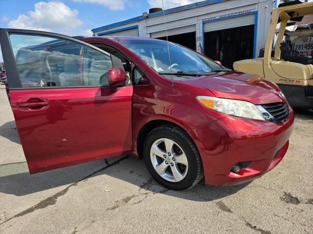 2013 Toyota Sienna LE V6 8 Passenger
