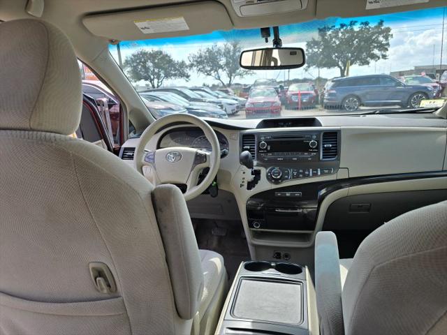 2013 Toyota Sienna LE V6 8 Passenger