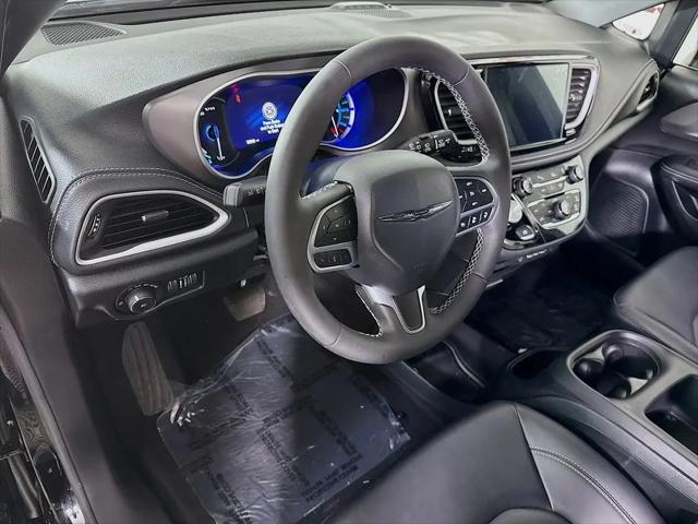 2025 Chrysler Pacifica Hybrid Select