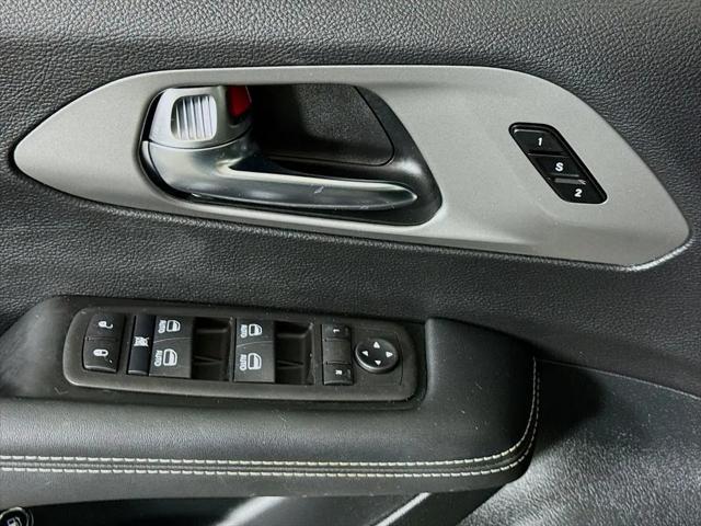 2025 Chrysler Pacifica Hybrid Select