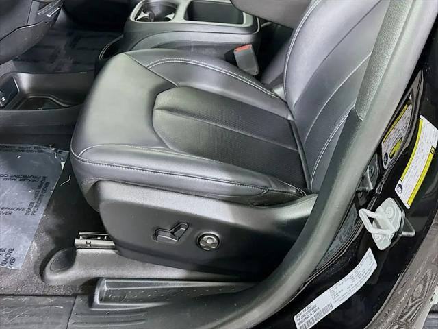 2025 Chrysler Pacifica Hybrid Select