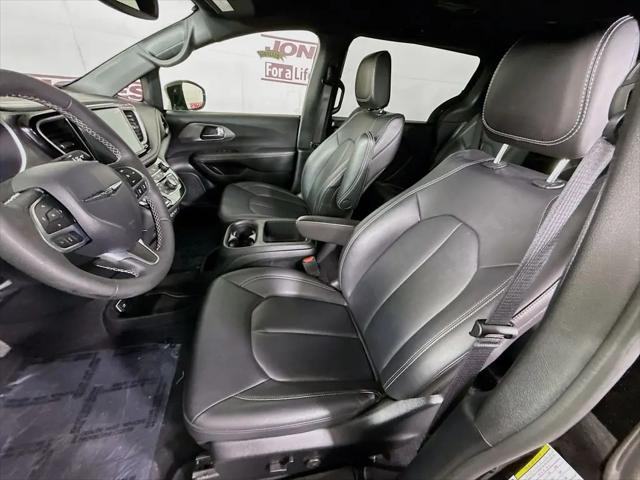 2025 Chrysler Pacifica Hybrid Select