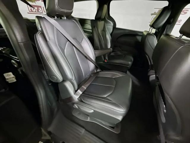 2025 Chrysler Pacifica Hybrid Select