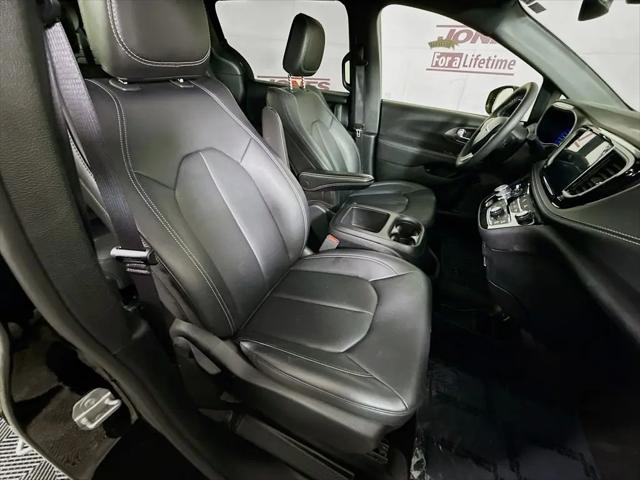 2025 Chrysler Pacifica Hybrid Select
