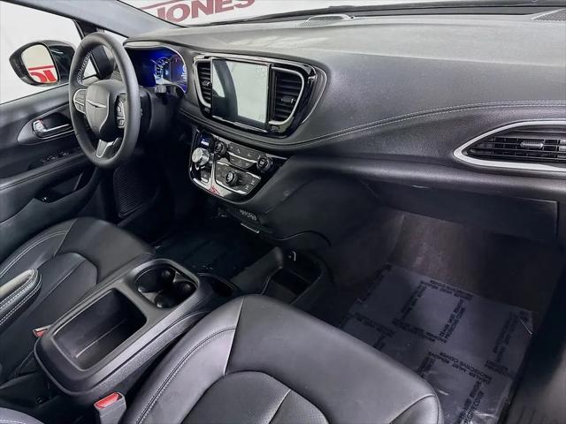 2025 Chrysler Pacifica Hybrid Select