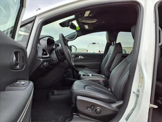 2026 Chrysler Pacifica Select AWD