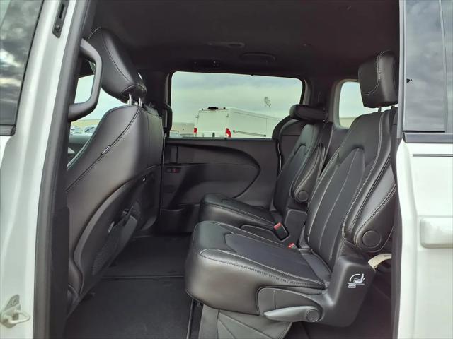 2026 Chrysler Pacifica Select AWD