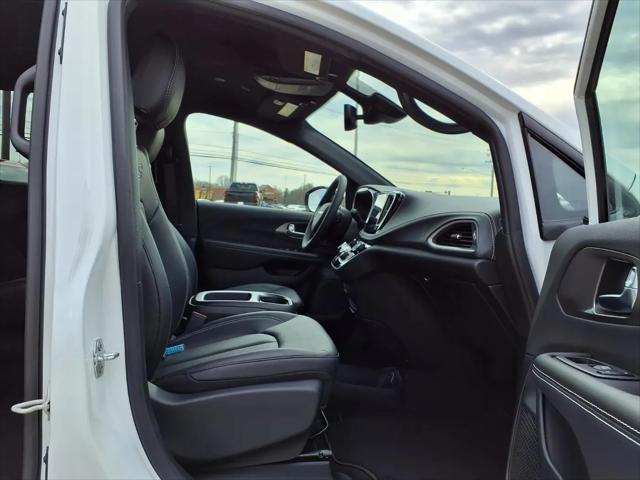 2026 Chrysler Pacifica Select AWD