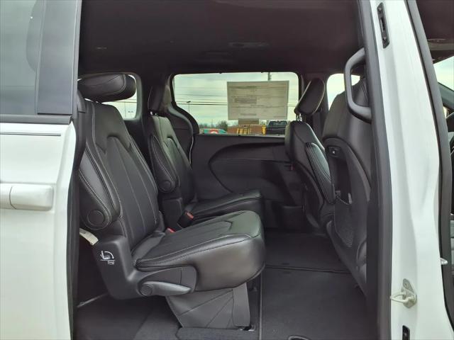 2026 Chrysler Pacifica Select AWD