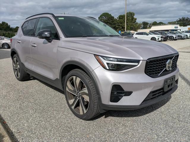 2026 Volvo XC40 Plus, B5 AWD Gas mild hybrid, Dark
