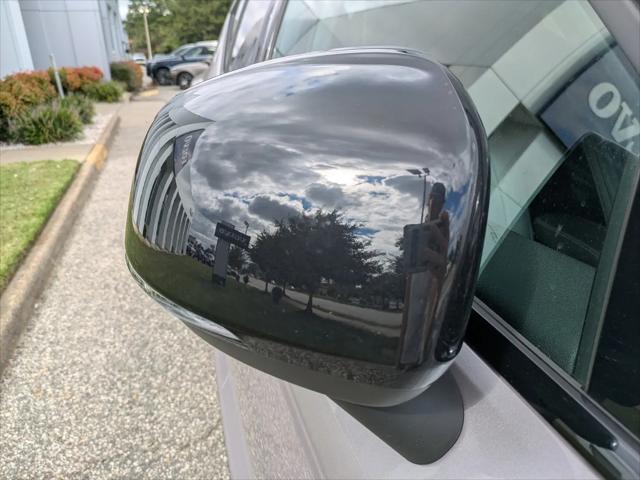 2026 Volvo XC40 Plus, B5 AWD Gas mild hybrid, Dark
