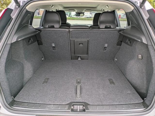 2026 Volvo XC40 Plus, B5 AWD Gas mild hybrid, Dark