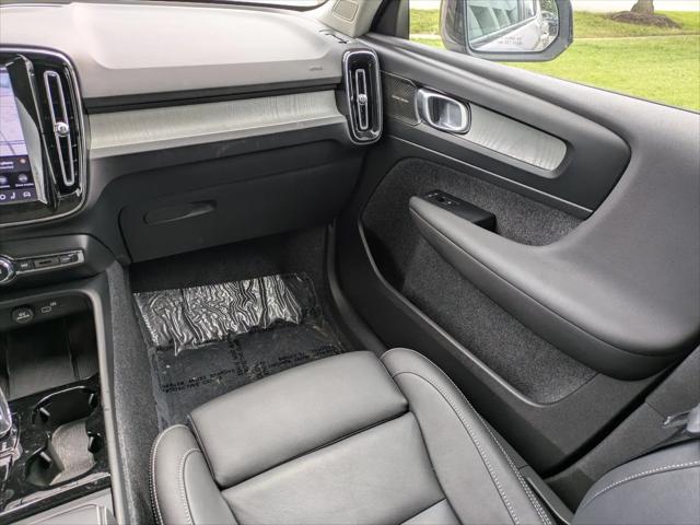 2026 Volvo XC40 Plus, B5 AWD Gas mild hybrid, Dark