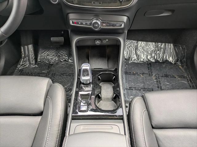2026 Volvo XC40 Plus, B5 AWD Gas mild hybrid, Dark