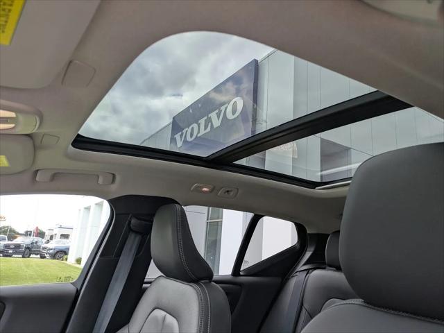2026 Volvo XC40 Plus, B5 AWD Gas mild hybrid, Dark