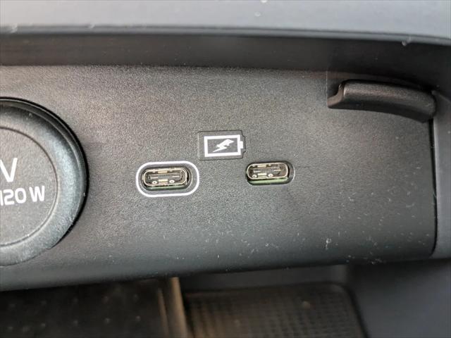 2026 Volvo XC40 Plus, B5 AWD Gas mild hybrid, Dark
