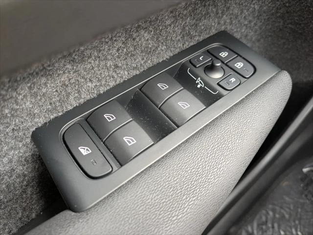 2026 Volvo XC40 Plus, B5 AWD Gas mild hybrid, Dark