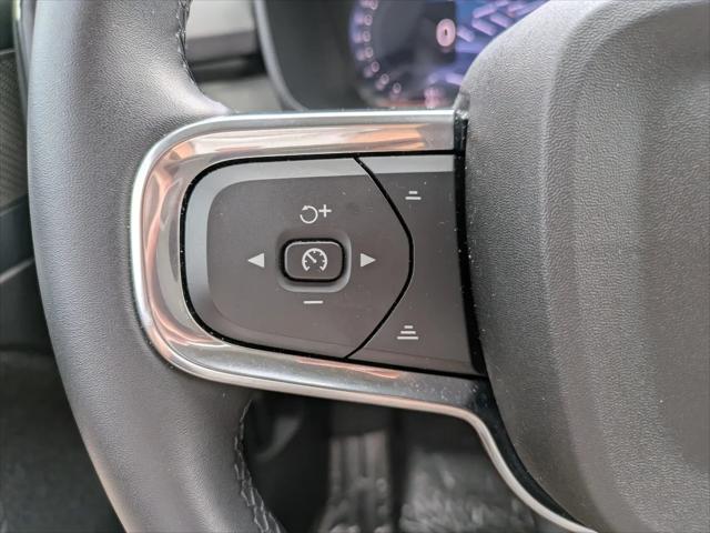 2026 Volvo XC40 Plus, B5 AWD Gas mild hybrid, Dark