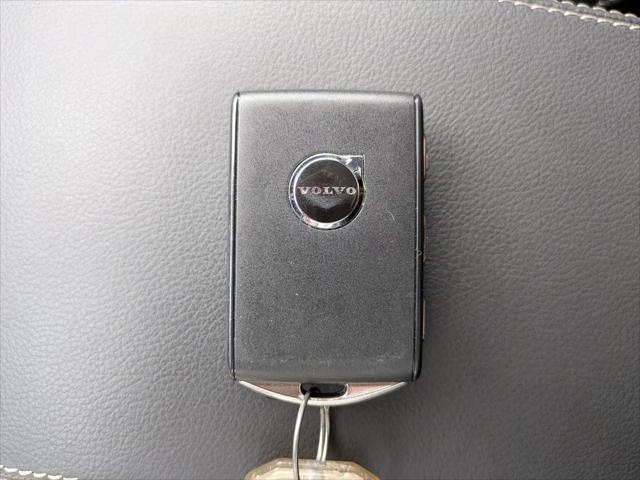 2026 Volvo XC40 Plus, B5 AWD Gas mild hybrid, Dark