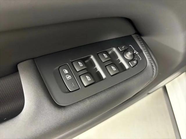 2026 Volvo XC60 B5 Ultra Black Edition
