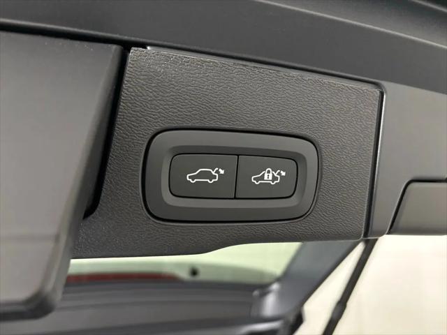 2026 Volvo XC60 B5 Ultra Black Edition