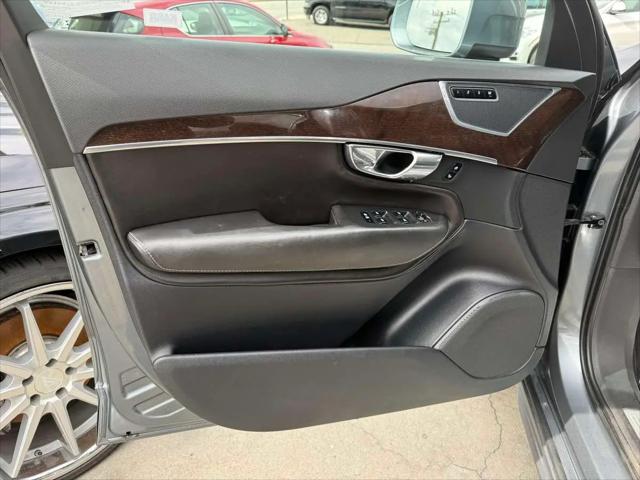 2017 Volvo XC90 T6 Momentum