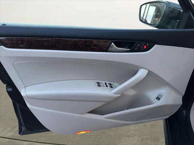 2013 Volkswagen Passat 2.5L SEL Premium