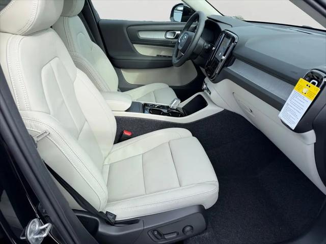 2026 Volvo XC40 Ultra, B5 AWD Gas (mild hybrid), Dark