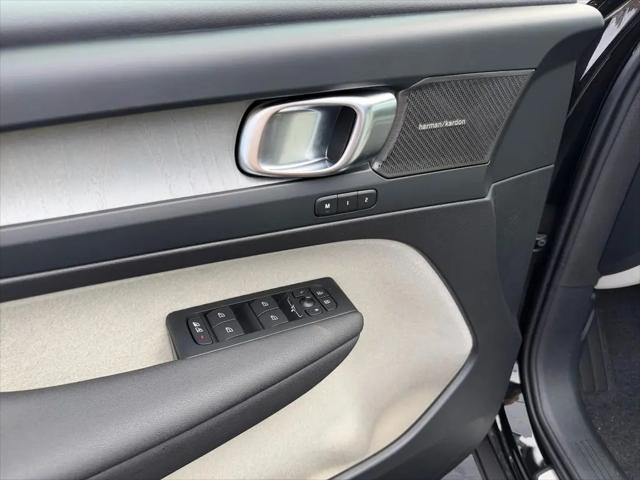 2026 Volvo XC40 Ultra, B5 AWD Gas (mild hybrid), Dark