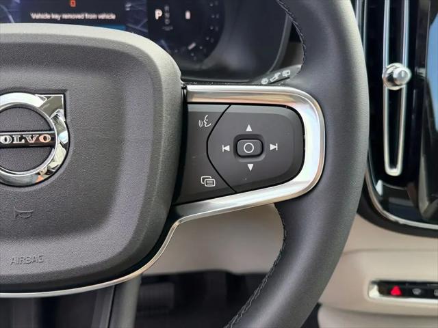 2026 Volvo XC40 Ultra, B5 AWD Gas (mild hybrid), Dark