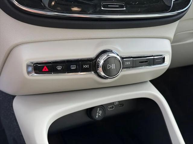 2026 Volvo XC40 Ultra, B5 AWD Gas (mild hybrid), Dark